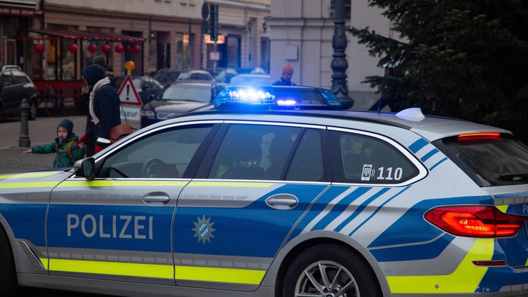 Einsatzfahrzeug der Münchener Polizei mit Blaulicht (Symbolbild): Der Fahrer des Transporters muss ich wegen fahrlässiger Körperverletzung verantworten.