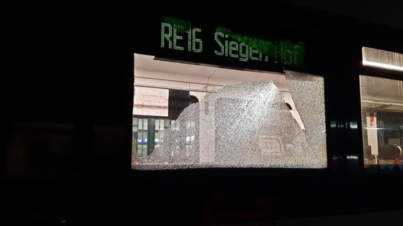 Zug im Hagener Hauptbahnhof beworfen
