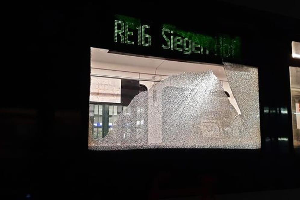 Zug im Hagener Hauptbahnhof beworfen