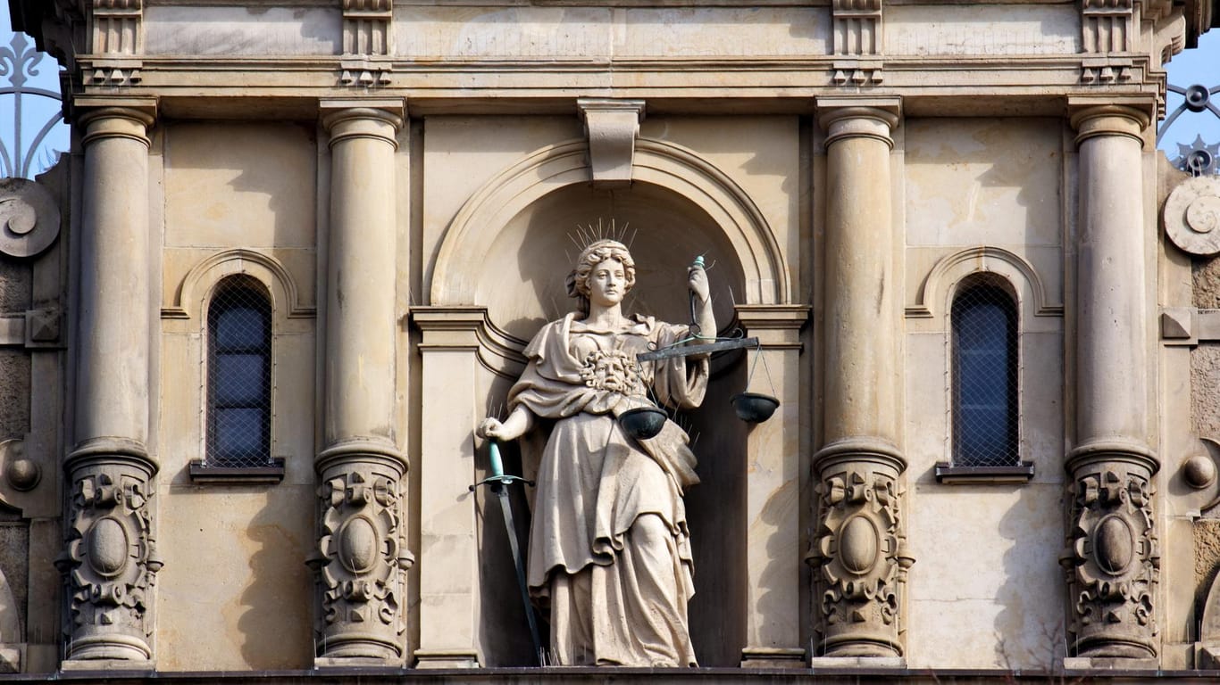 Statue der Justitia vor der Fassade des Strafjustizgebäudes in Hamburg (Archivbild): Ein Angeklagter erhielt Strafmilderung wegen seines Motivs.