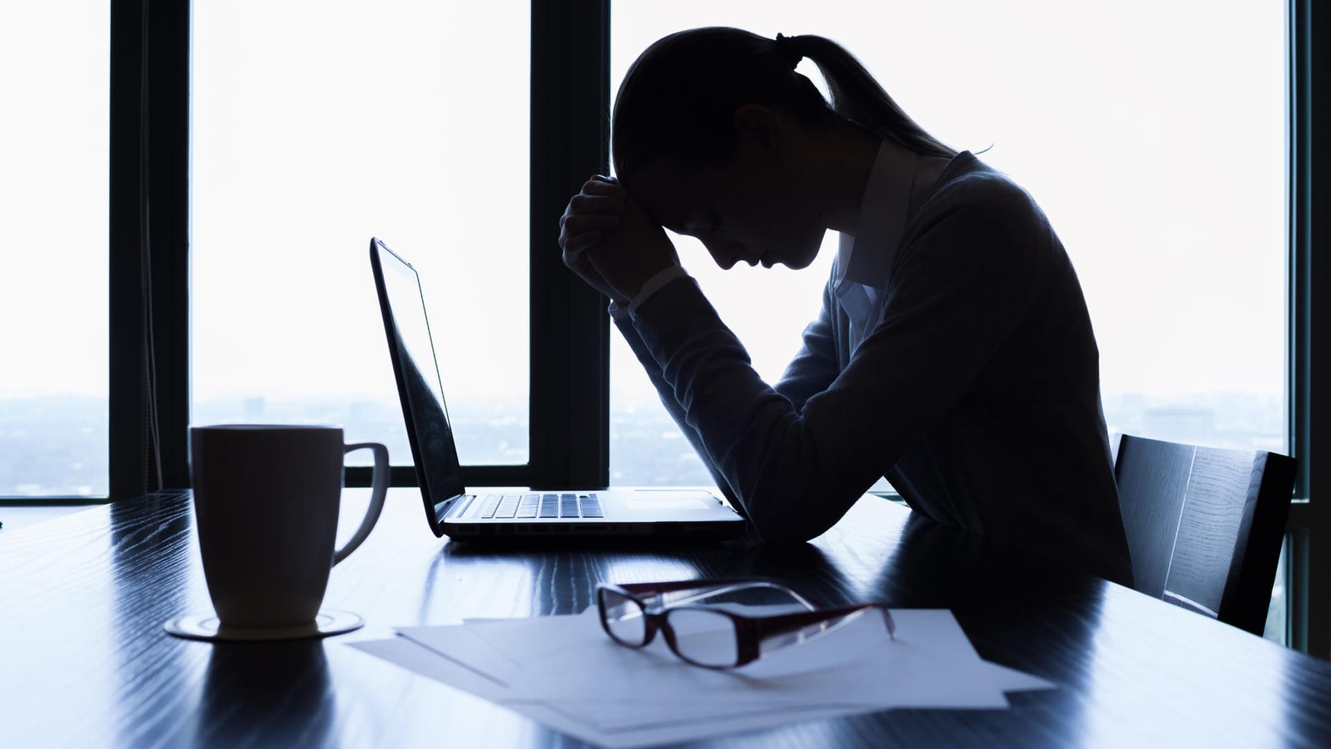 Gestresste Frau am Laptop: Andauernder Stress schadet nicht nur der psychischen, sondern auch der körperlichen Gesundheit. Herz-Kreis-Lauf-Erkrankungen oder sogar Schlaganfälle könnten die Folge sein.