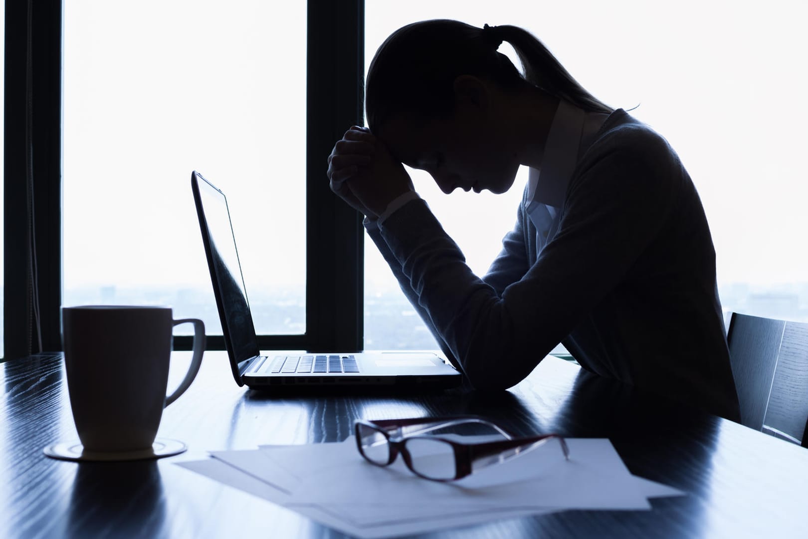 Gestresste Frau am Laptop: Andauernder Stress schadet nicht nur der psychischen, sondern auch der körperlichen Gesundheit. Herz-Kreis-Lauf-Erkrankungen oder sogar Schlaganfälle könnten die Folge sein.