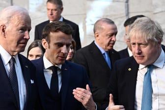 Boris Johnson (r) mit US-Präsident Joe Biden (l) und dem französischen Präsidenten Emmanuel Macron (m): Johnson will die Sanktionen gegen Russland verschärfen.