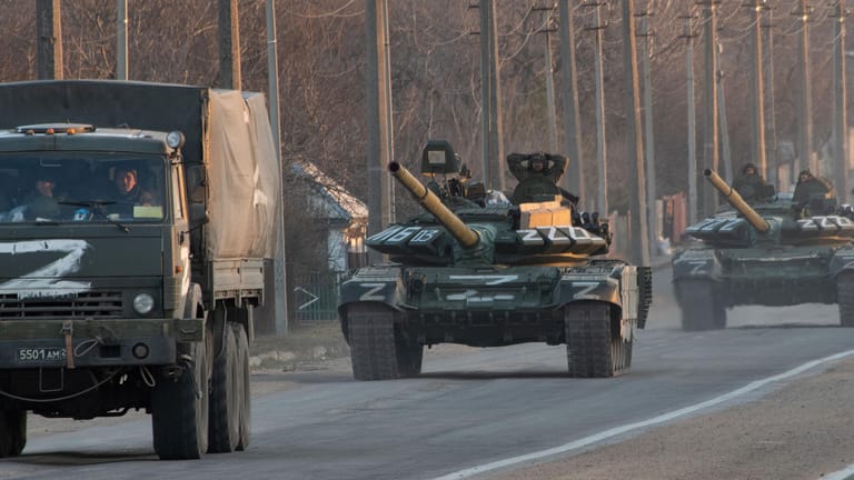 Russische Truppen in Mariupol: Die EU wirft dem Militär offenbar Kriegsverbrechen vor.
