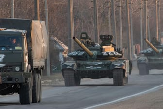 Russische Truppen in Mariupol: Die EU wirft dem Militär offenbar Kriegsverbrechen vor.