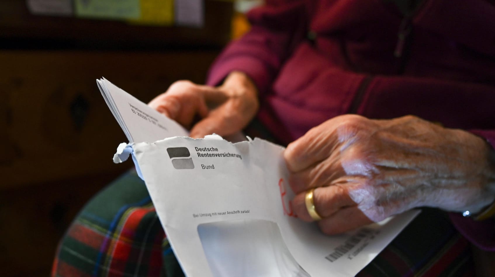 Eine Seniorin hält ihren Rentenbescheid (Symbolbild): Für Bezieher von Erwerbsminderungsrente soll es Verbesserungen geben.