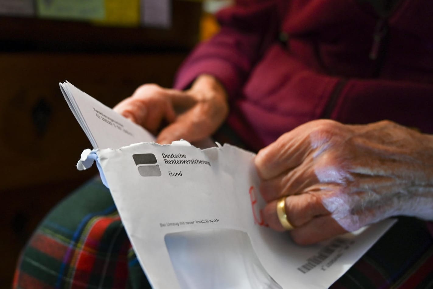 Eine Seniorin hält ihren Rentenbescheid (Symbolbild): Für Bezieher von Erwerbsminderungsrente soll es Verbesserungen geben.