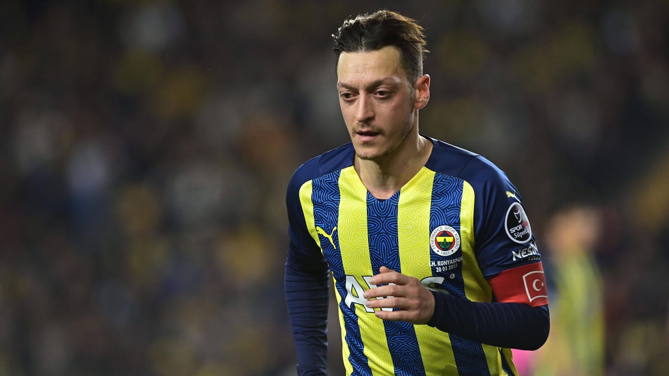 Mesut Özil trug zuletzt die Kapitänsbinde bei Fenerbahce. Nun gehört er nicht mehr zum Kader.