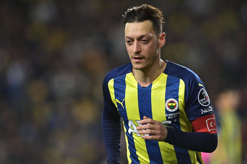 Mesut Özil trug zuletzt die Kapitänsbinde bei Fenerbahce. Nun gehört er nicht mehr zum Kader.