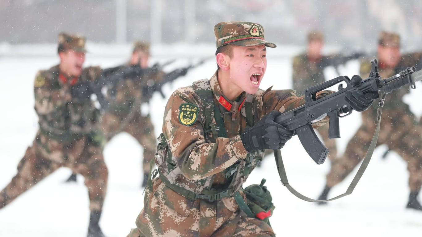 Chinesische Soldaten beim Training: Bisher ist die chinesische Unterstützung für Putin im Ukraine-Krieg politisch, aber das könnte sich ändern.