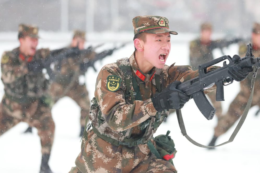 Chinesische Soldaten beim Training: Bisher ist die chinesische Unterstützung für Putin im Ukraine-Krieg politisch, aber das könnte sich ändern.