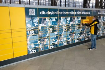 Die Deutsche Bahn und die Deutsche Post wollen 800 Packstationen an Bahnhöfen errichten.
