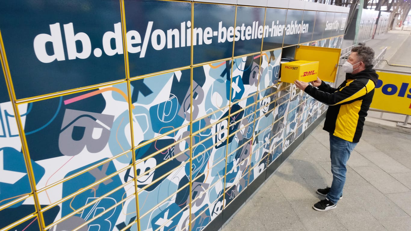 Ein Mitarbeiter der Post abeitet bei einer Präsentation auf dem Hauptbahnhof an einer Packstation. Die Deutsche Bahn und die Deutsche Post starten eine Kooperation zu Packstationen.