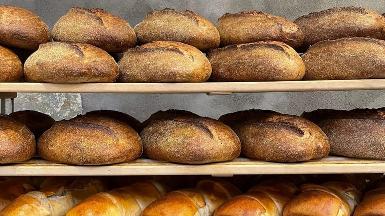 Frisch gebackenes Brot im Regal: Koch Fabio Haebel betreibt auch die "baegeri" auf St. Pauli.