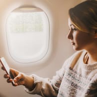 Handy im Flugzeug: Ist es gefährlich, den Flugmodus nicht einzuschalten?