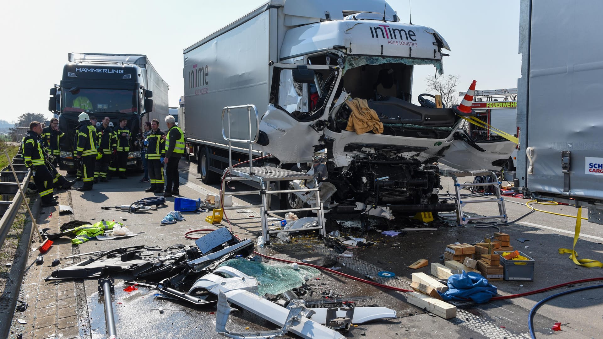 Brummi-Crash auf der A9 bei Leipzig: Lkw-Fahrer wurde eingeklemmt und musste von der Feuerwehr befreit werden.