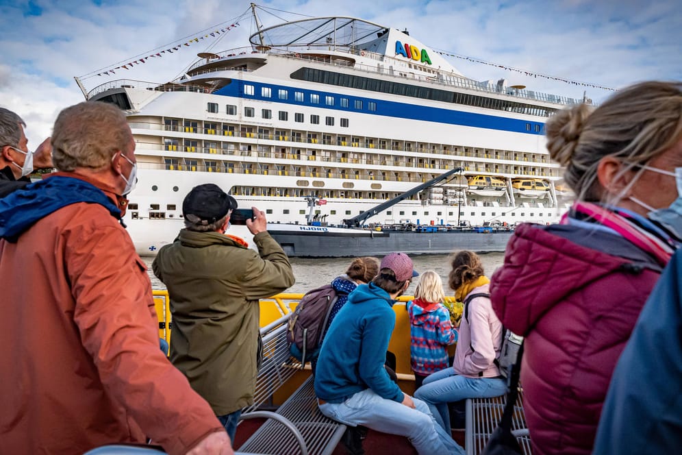 Personen bei einer Hafenrundfahrt (Symbolbild): Der Hafen und die riesigen Schiffe ziehen Touristen an.