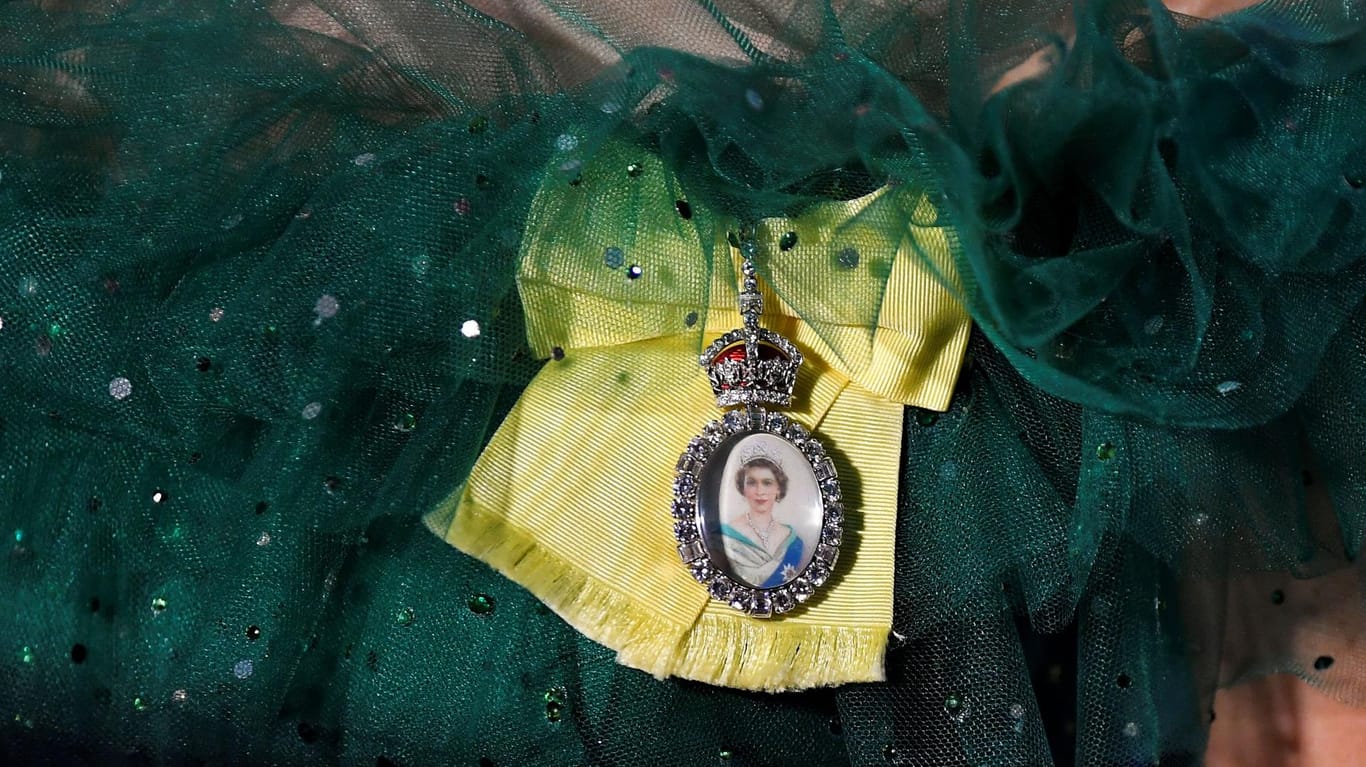 Herzogin Kate trägt eine Brosche, die die Queen zeigt.