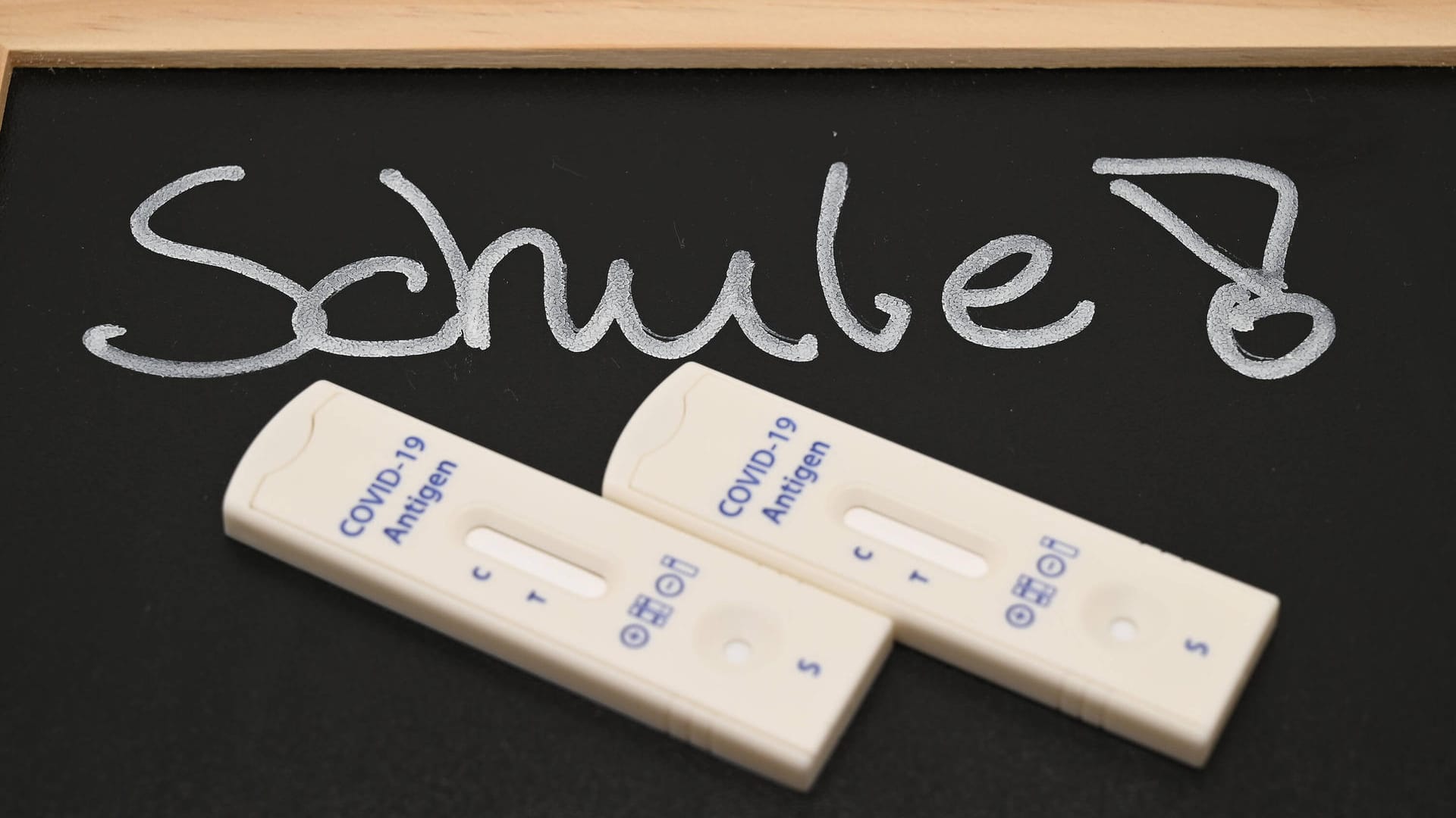 Corona-Tests vor einer Schultafel (Symbolbild): Immer mehr Schüler werden positiv getestet. Corona-Tests vor einer Schultafel (Symbolbild): Immer mehr Schüler werden positiv getestet.