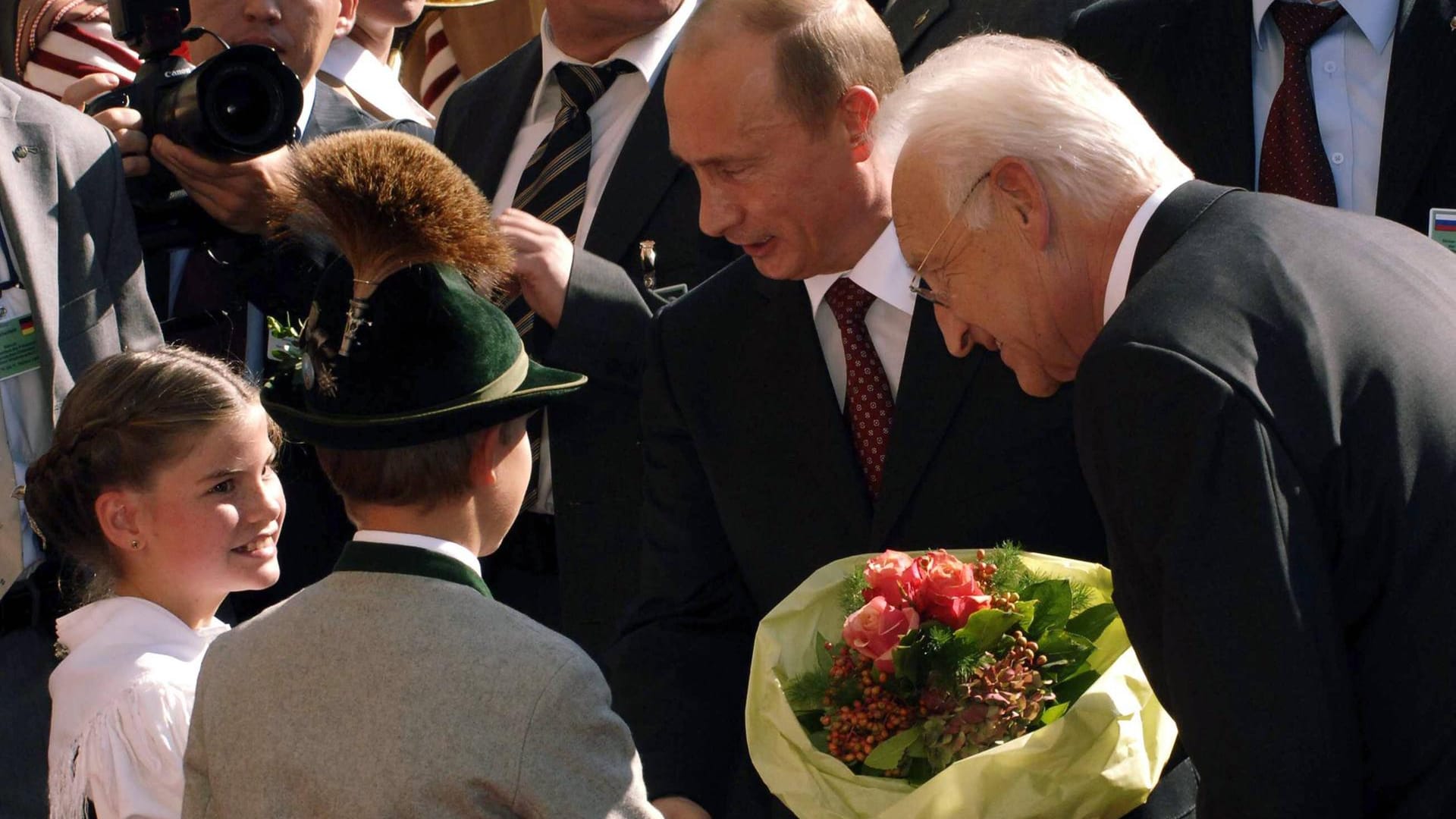 Wladimir Putin (M.) mit Bayerns Ministerpräsident Edmund Stoiber bei seinem Besuch in Bayern 2006 (Archivbild). Mehrfach wurde der heutige Kriegsverbrecher in München empfangen.