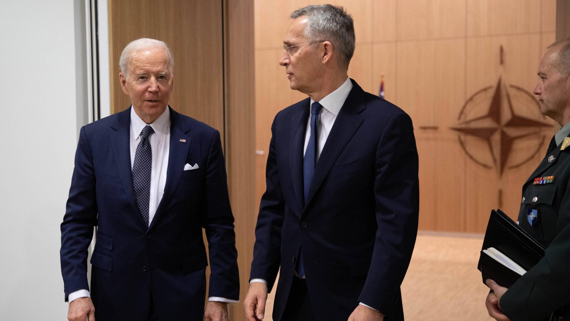 US-Präsident Joe Biden (l.) und Nato-Generalsekretär Jens Stoltenberg im Nato-Hauptquartier in Brüssel: Die Nato knöpft sich Russland vor.