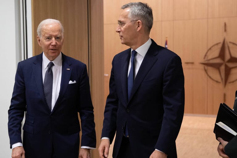 US-Präsident Joe Biden (l.) und Nato-Generalsekretär Jens Stoltenberg im Nato-Hauptquartier in Brüssel: Die Nato knöpft sich Russland vor.
