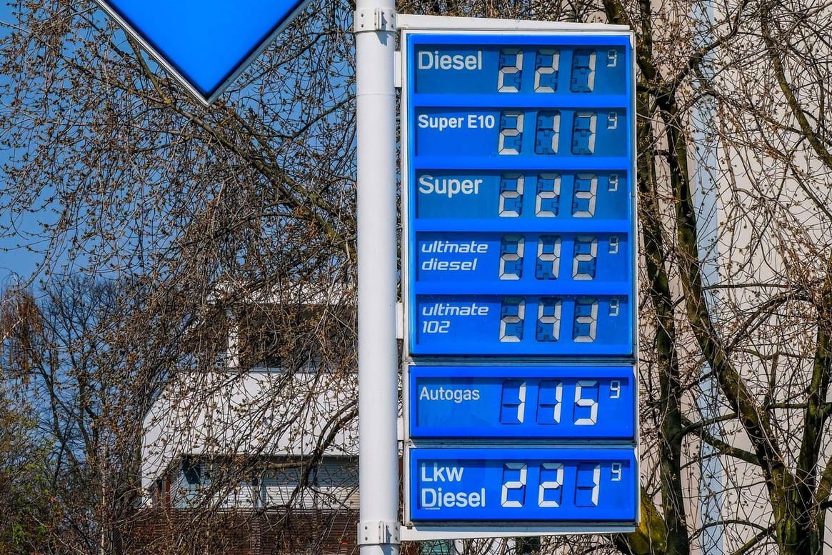 Tankstelle (Symbolbild): Die Ampel will die Spritsteuer befristet senken.