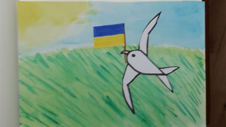 Eine Friedenstaube, mit der die Unterschrift Wladimir Putins überklebt ist: Ukrainische Kinder haben sie für das Goldene Buch Ayings gemalt.