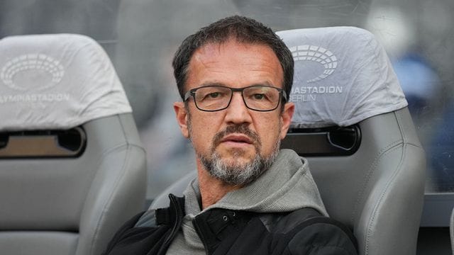 Herthas Manager Fredi Bobic sitzt im Berliner Olympiastadion auf der Bank. Herthas Manager Fredi Bobic sitzt im Berliner Olympiastadion auf der Bank.