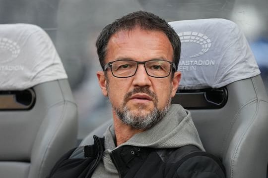 Herthas Manager Fredi Bobic sitzt im Berliner Olympiastadion auf der Bank.