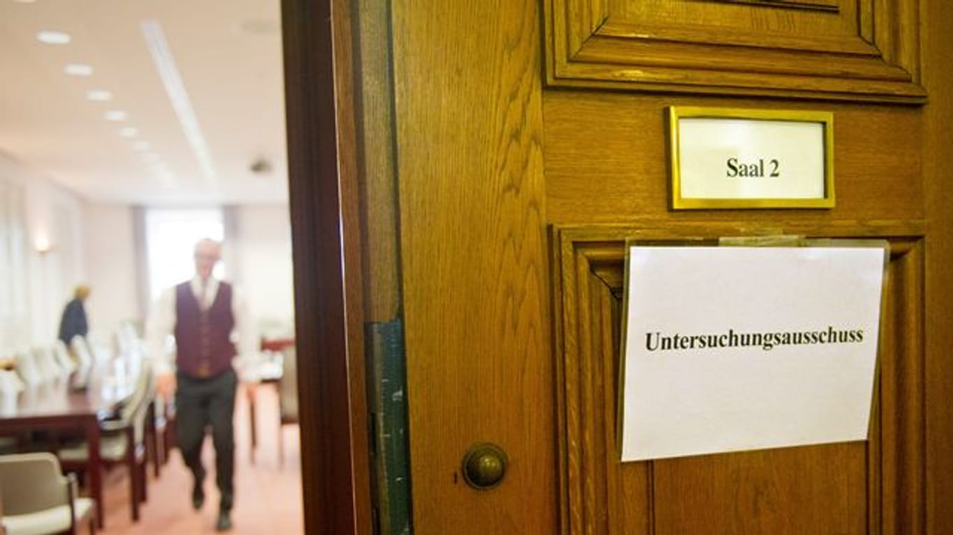 Eine Tür mit der Aufschrift "Untersuchungsausschuss" im Bayerischen Landtag (Symbolbild): Die eingesetzten Experten sollen mögliche Ungereimtheiten aufklären.