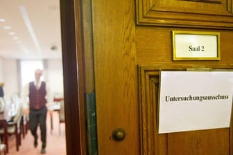 Eine Tür mit der Aufschrift "Untersuchungsausschuss" im Bayerischen Landtag (Symbolbild): Die eingesetzten Experten sollen mögliche Ungereimtheiten aufklären.