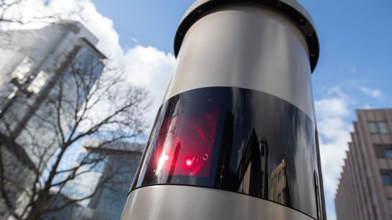 Ein Blitzer steht am Straßenrand (Archiv): Autoreifen brennen mit einer Temperatur von etwa 1.000 Grad.