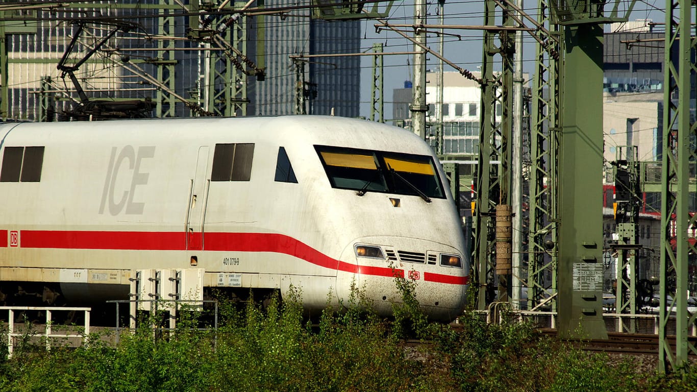 Ein ICE vor dem Frankfurter Hauptbahnhof (Symbolbild): Fern- und Nahverkehr sollen von den zusätzlichen Gleisen profitieren.