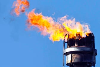 Überschüssiges Gas aus der Rohölverarbeitung einer Raffinerie in Norddeutschland wird verbrannt. Deutschlands Gasspeichern droht ohne russisches Gas der Leerstand
