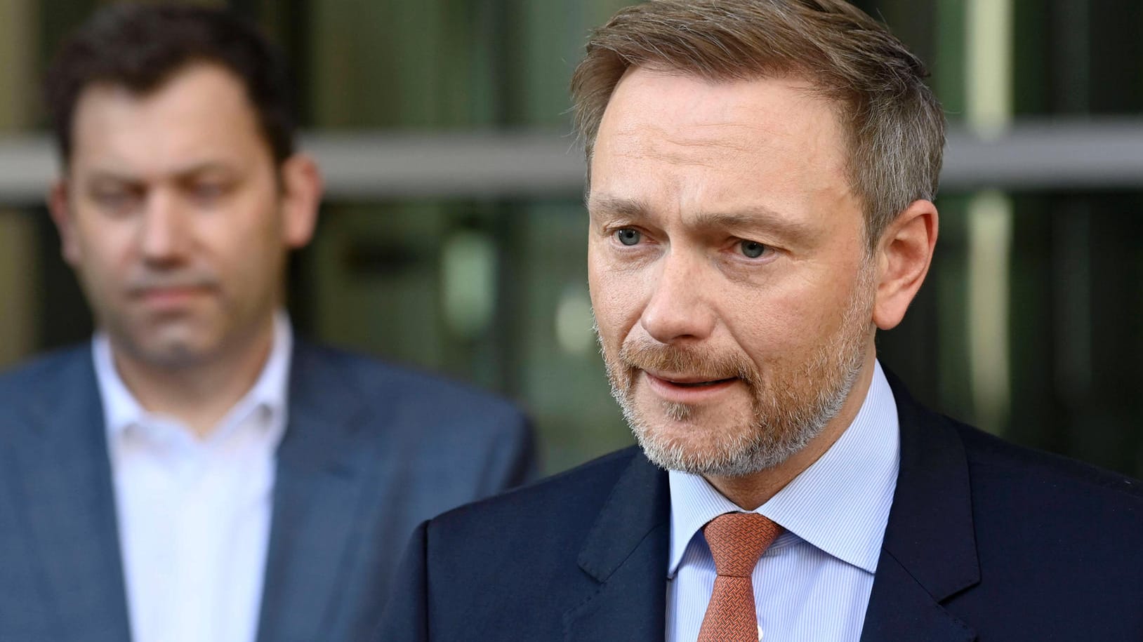 Finanzminister Christian Lindner (FDP) beim Statement der Parteivorsitzenden der drei Ampel-Parteien zu den Maßnahmen zur Entlastung der Bürgerinnen und Bürger: Die neuen Maßnahmen sollen die durch die gestiegenen Energiekosten entstehenden "echten Härten" für die Bürger "abfedern".