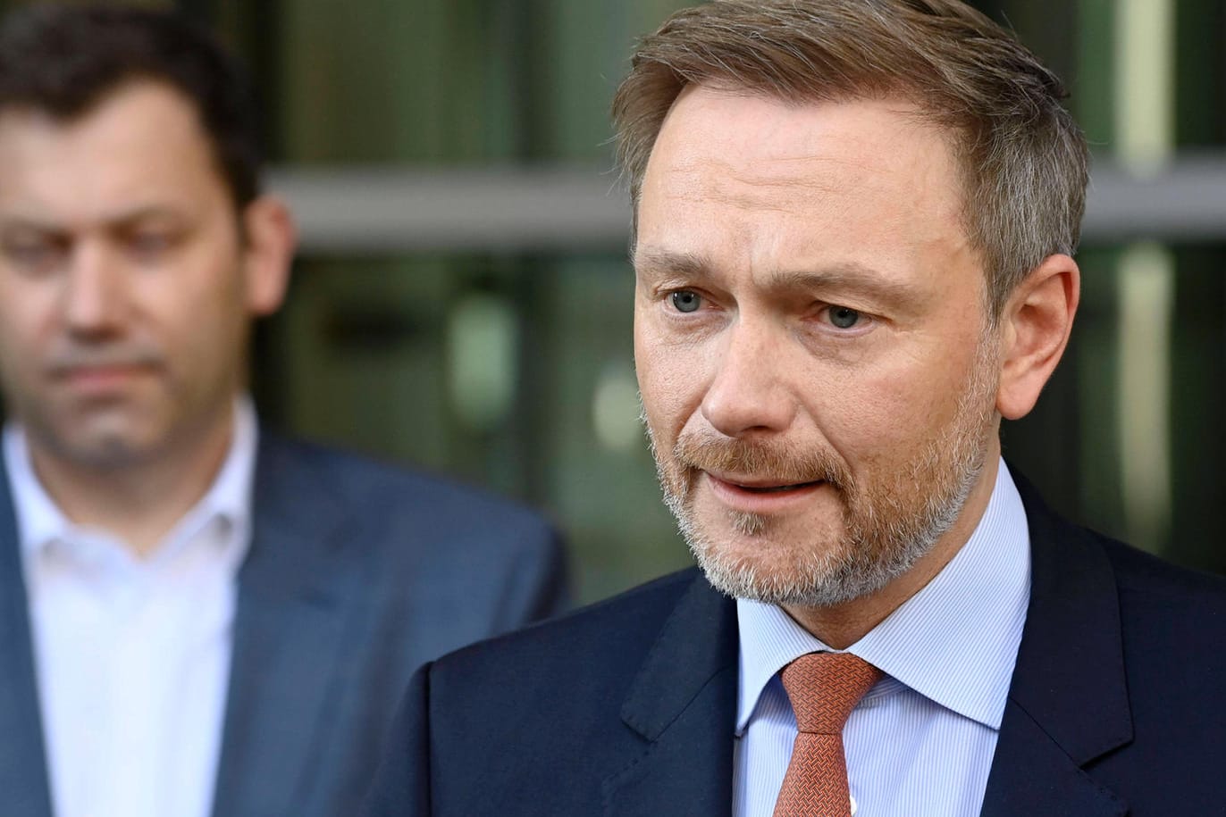 Finanzminister Christian Lindner (FDP) beim Statement der Parteivorsitzenden der drei Ampel-Parteien zu den Maßnahmen zur Entlastung der Bürgerinnen und Bürger: Die neuen Maßnahmen sollen die durch die gestiegenen Energiekosten entstehenden "echten Härten" für die Bürger "abfedern".