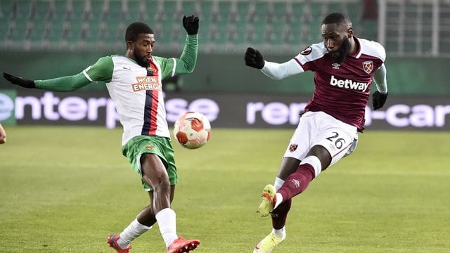 Kelvin Arase (l) und West Hams Arthur Masuaku im Zweikampf um den Ball.