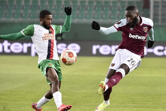 Kelvin Arase (l) und West Hams Arthur Masuaku im Zweikampf um den Ball.