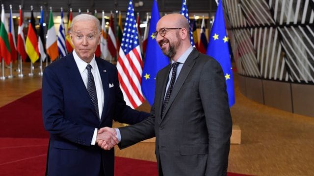 US-Präsident Joe Biden (l) gratuliert dem EU-Ratspräsidenten Charles Michel.