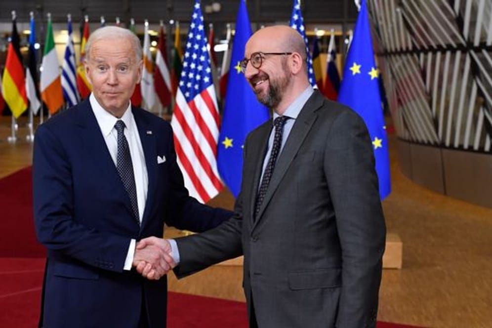 US-Präsident Joe Biden (l) gratuliert dem EU-Ratspräsidenten Charles Michel.