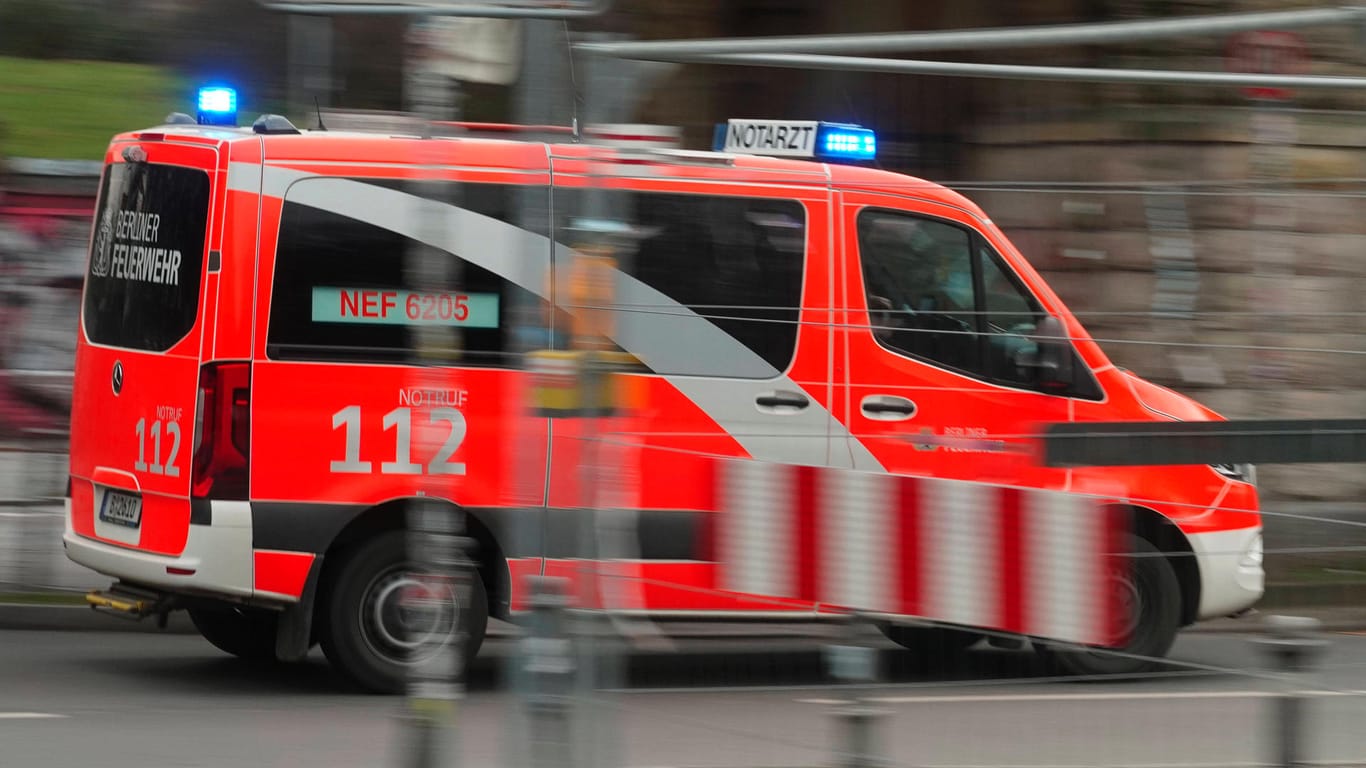 Ein Rettungswagen der Feuerwehr bei einer Einsatzfahrt (Symbolbild): Wie es zu dem Baustellenunfall kommen konnte, wird nun ermittelt.