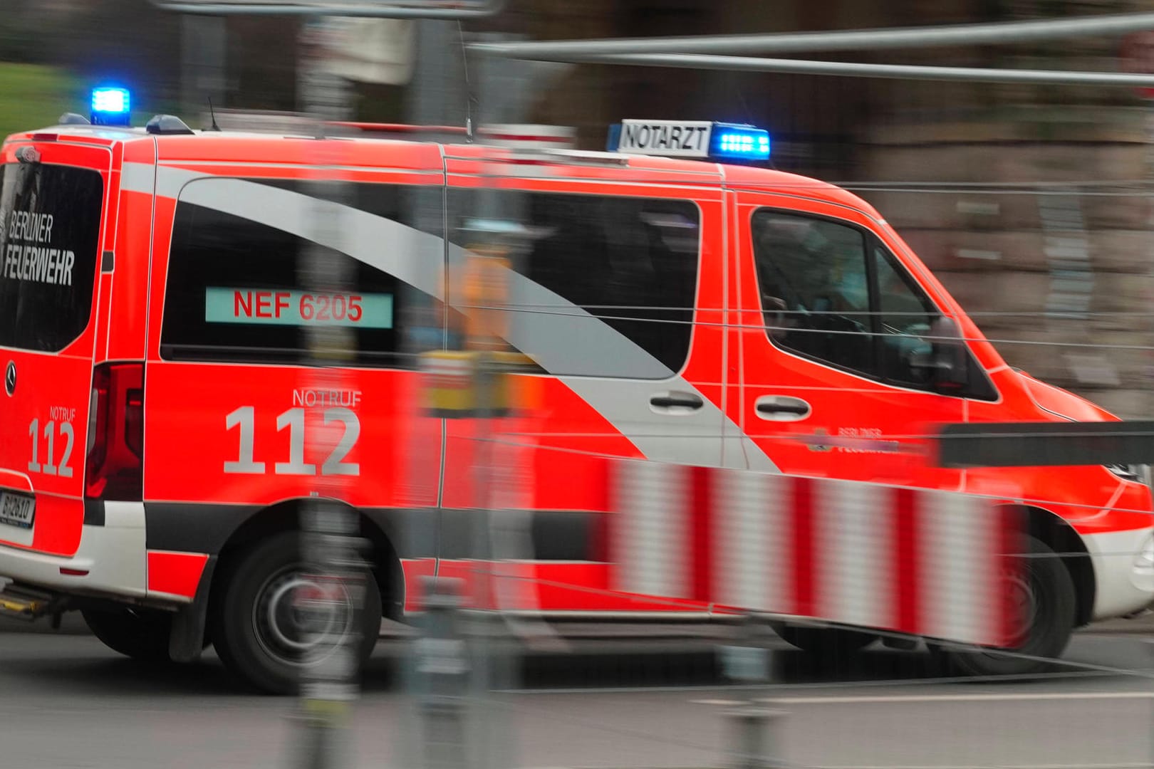 Ein Rettungswagen der Feuerwehr bei einer Einsatzfahrt (Symbolbild): Wie es zu dem Baustellenunfall kommen konnte, wird nun ermittelt.