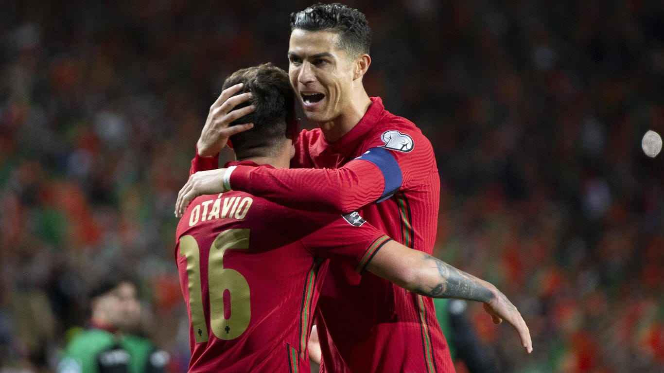 Jubel: Portugals Cristiano Ronaldo (r.) und Otavio feiern gegen die Türkei.