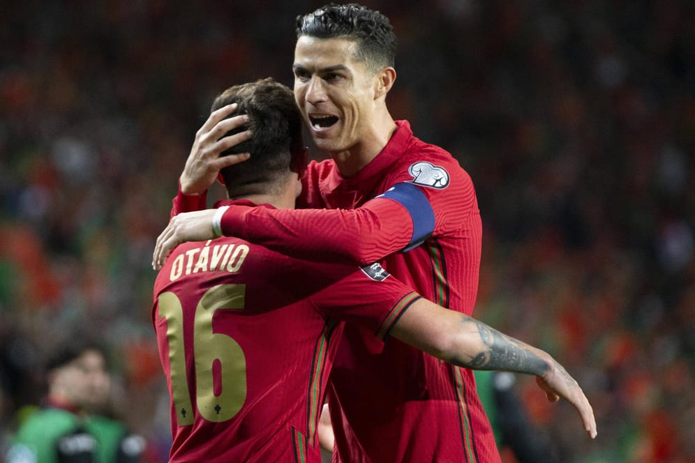 Jubel: Portugals Cristiano Ronaldo (r.) und Otavio feiern gegen die Türkei.
