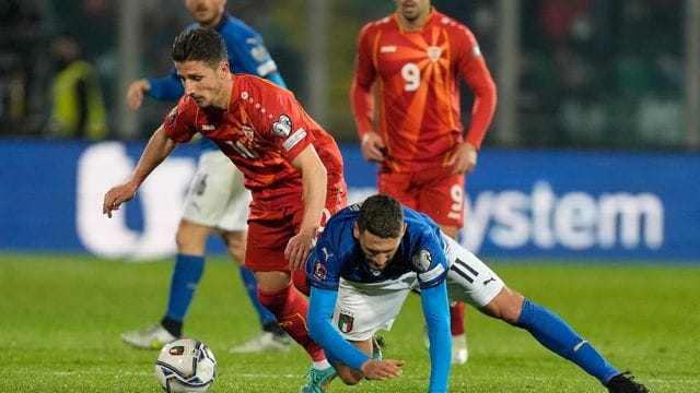 Der Italiener Domenico Berardi (r) kommt im Zweikampf mit dem Nordmazedonier Enis Bardhi zu Fall.