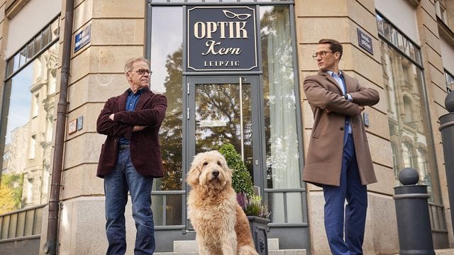 Elmar Kern (Jürgen Heinrich, l) muss sich dem Regionalleiter Frank Wolf (David Rott) unterordnen.