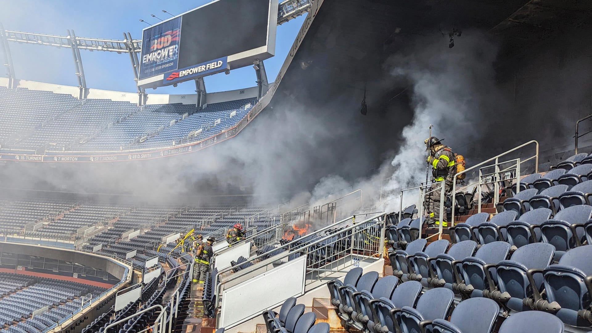 Feuerwehrleiute bekämpfen die Flammen im Stadion der Broncos: Menschen wurde bei dem Brand nicht verletzt.