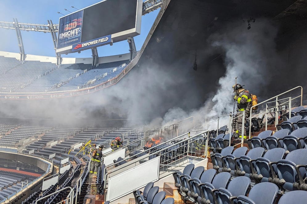 Feuerwehrleiute bekämpfen die Flammen im Stadion der Broncos: Menschen wurde bei dem Brand nicht verletzt.