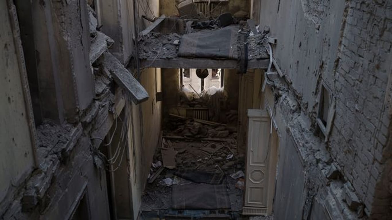 Blick in ein zerstörtes Gebäude in Charkiw, das nach einem russischen Angriff Anfang des Monats schwer beschädigt wurde.